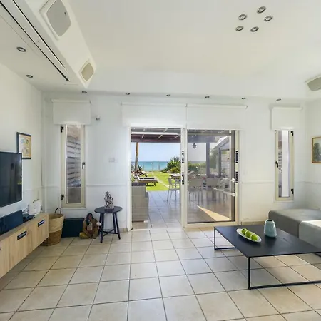 Meneou Beachfront 3 * Kiti